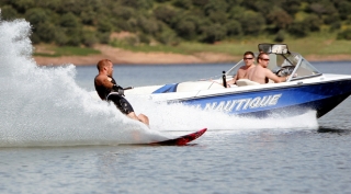 Poniendose a la altura de la lancha